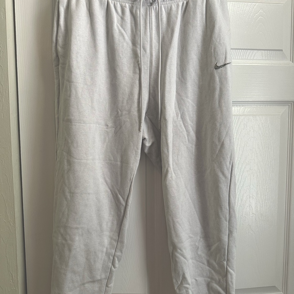 Women’s Nike Sweatpants, size 1X, gently worn.
